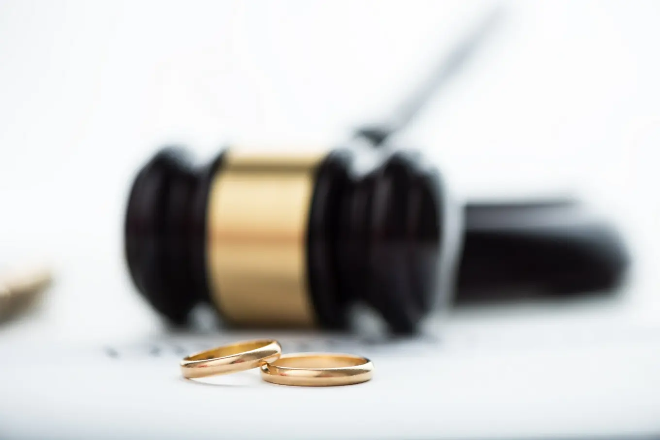 obrączki i młotek sędziowski